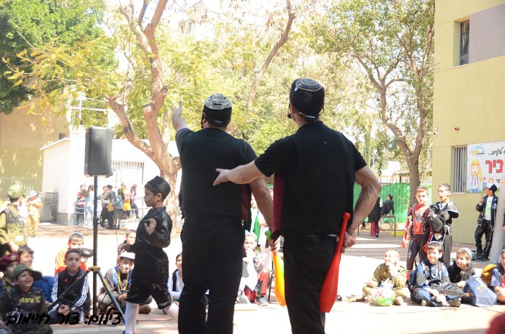 מופע בהפנינג פורים בבית ספר