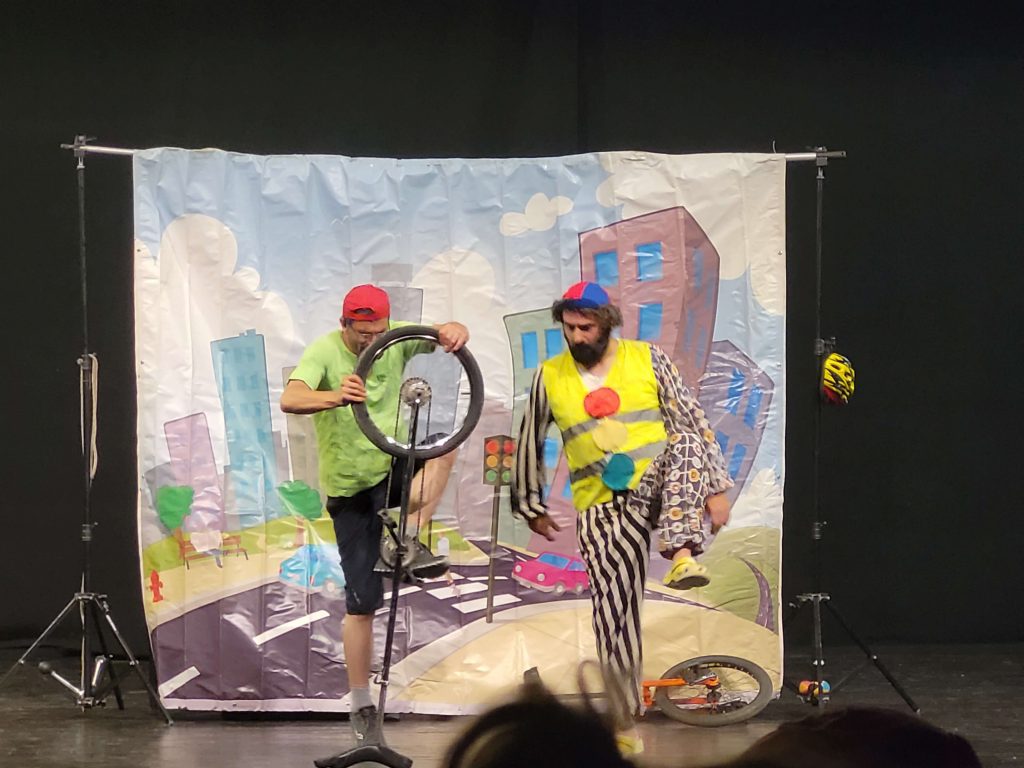 אופני מונקו אופני זהירות בדרכים חד אופן ענק - דודי עולה על חד אופן