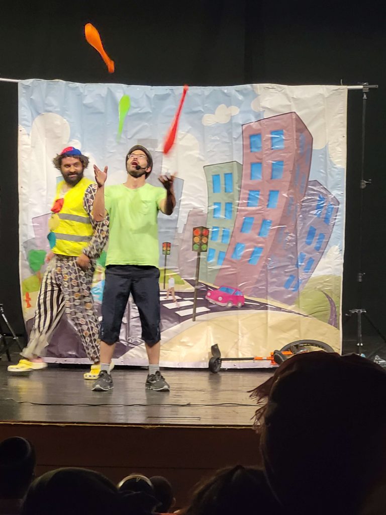אוצר הזהב הצגת זהירות בדרכים ולהטוטים