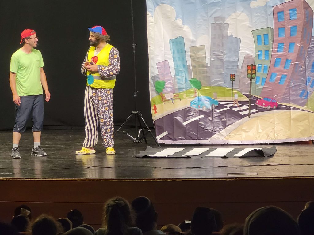 לומדים לחצות מעבר חציה בהצגת זהירות בדרכים