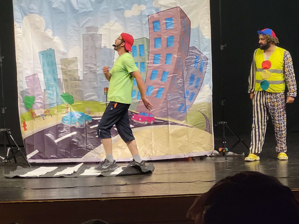 עוברים מעבר חציה בזהירות הצגת זהירות בדרכים