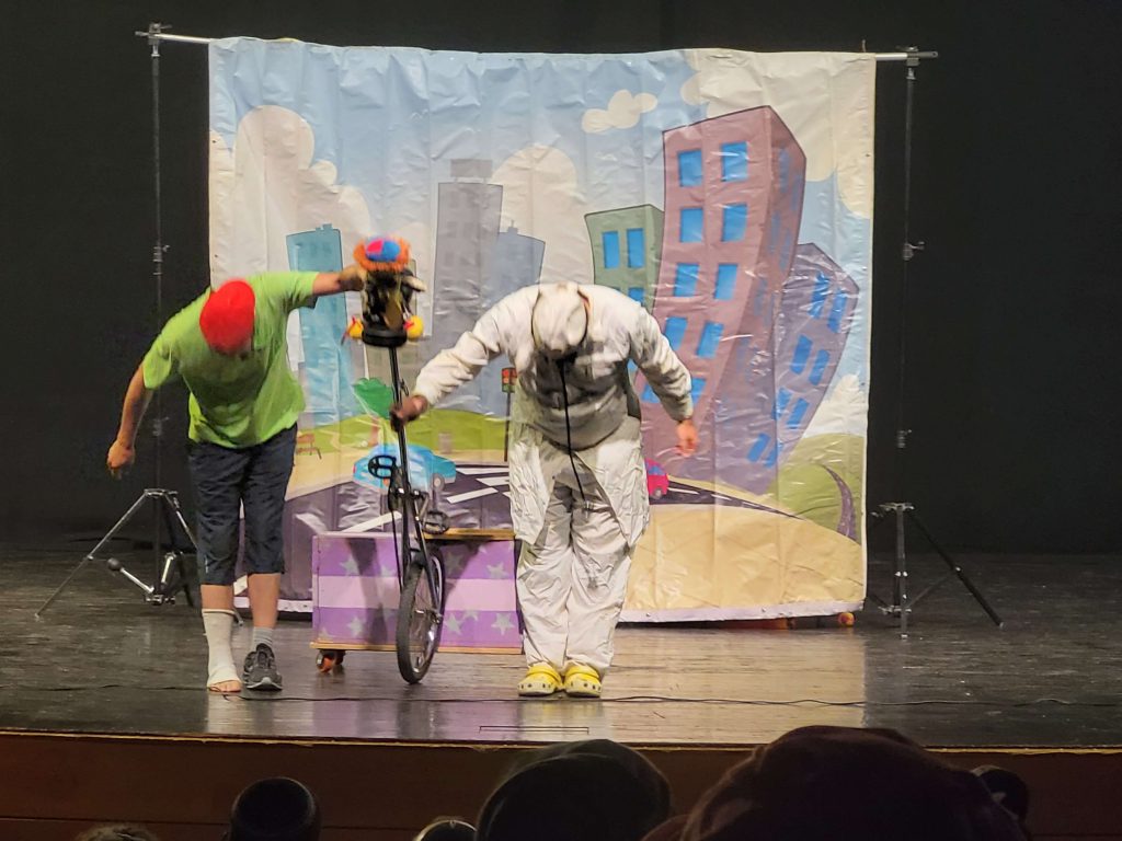 קידה בסיום ההצגה - אוצר הזהב זהירות בדרכים