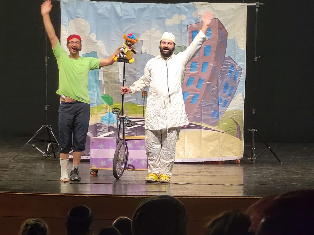 קידת סיום אוצר הזהב מונקו דודי והרופא מקבלים תשואות