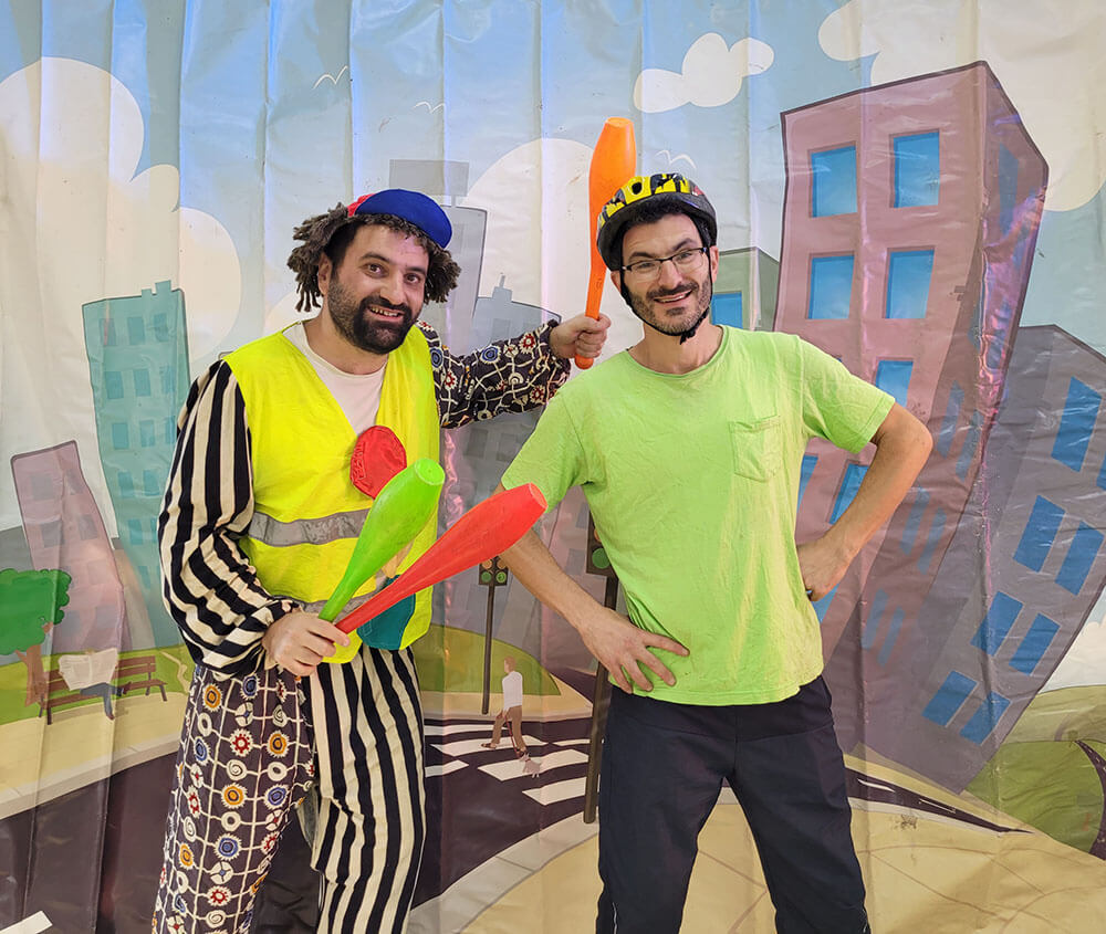 דודי חובש קסדה והראש שלו מוגן בזכות הקסדה אוצר הזהב הצגת זהירות בדרכים