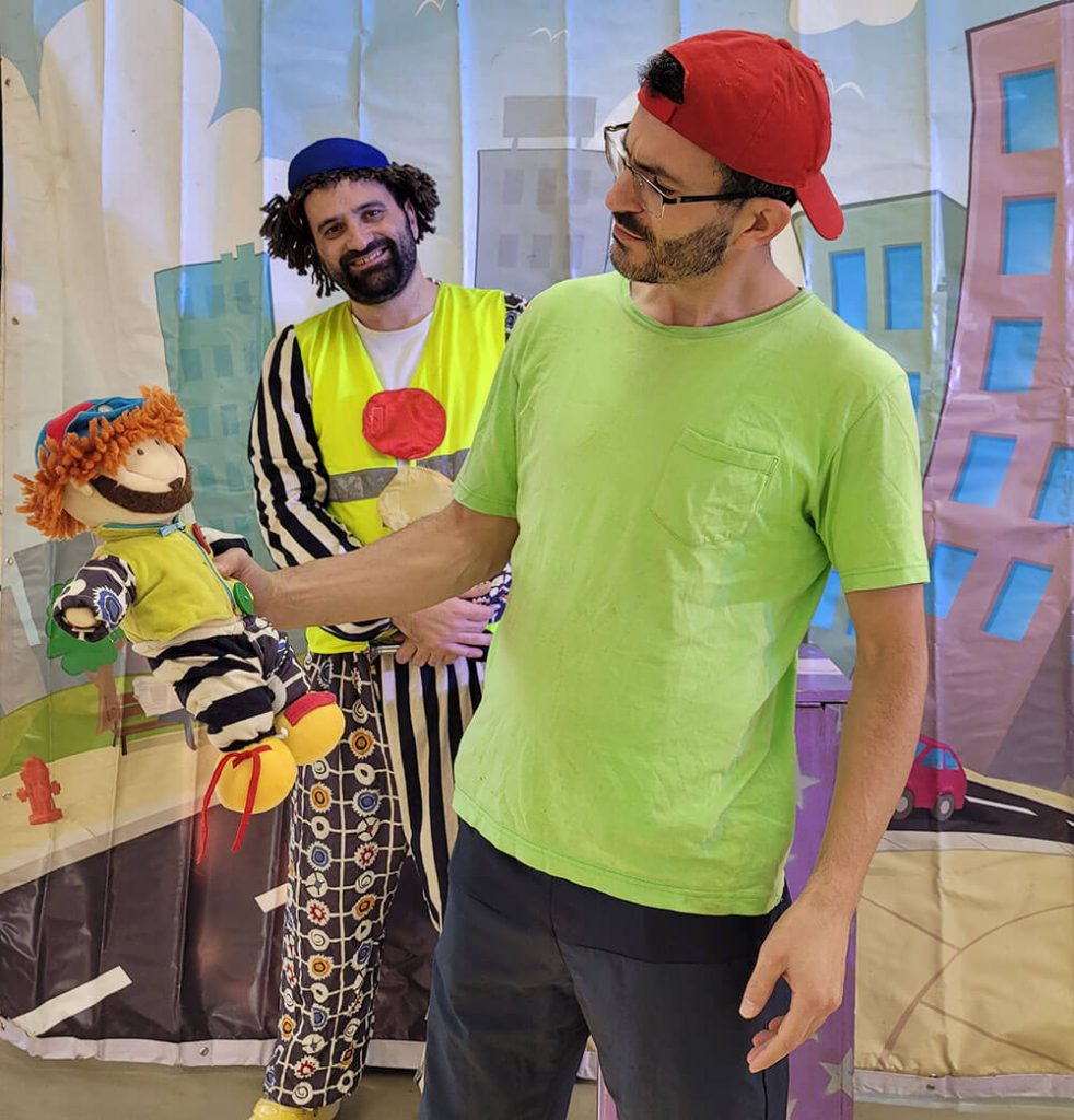 מונקו ודודי באוצר הזהב הצגת זהירות בדרכים