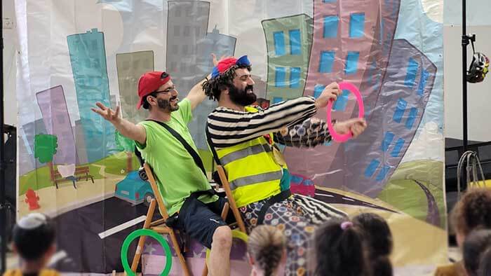 נוסעים באוטו מונקו בהצגת זהב