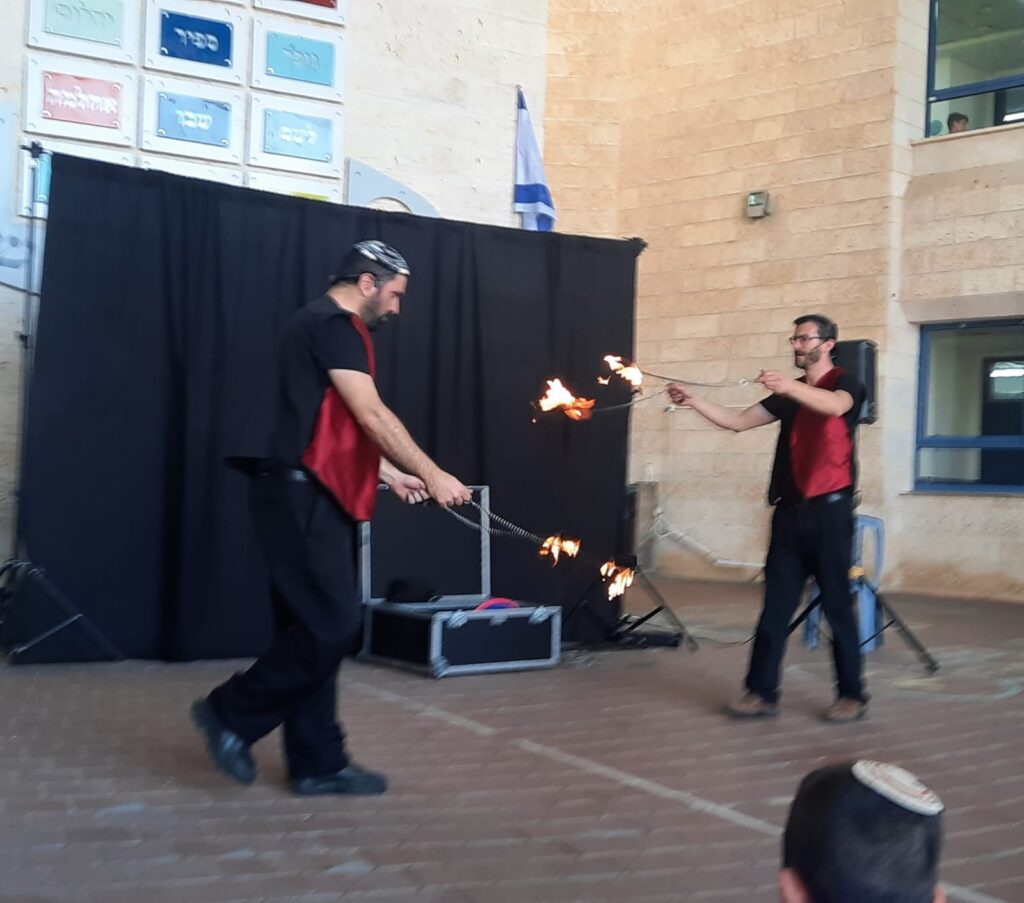 מופע אש בבית ספר תיאטרון מופאש