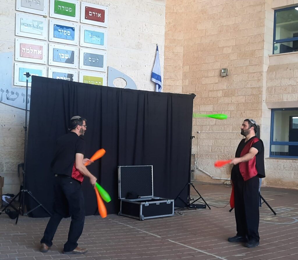 מופע להטוטים בבית ספר לתלמידים תיאטרון מופאש
