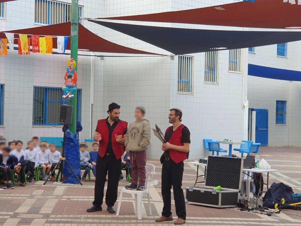 קטע סכינים ממופע להטוטים של תיאטרון מופאש