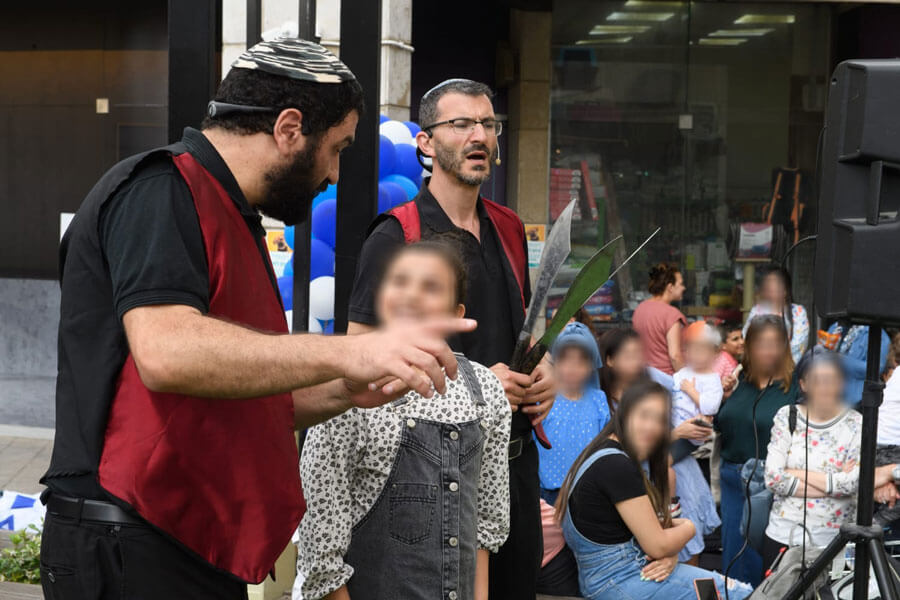 מופאש קטע סכינים במופע בתל אביב