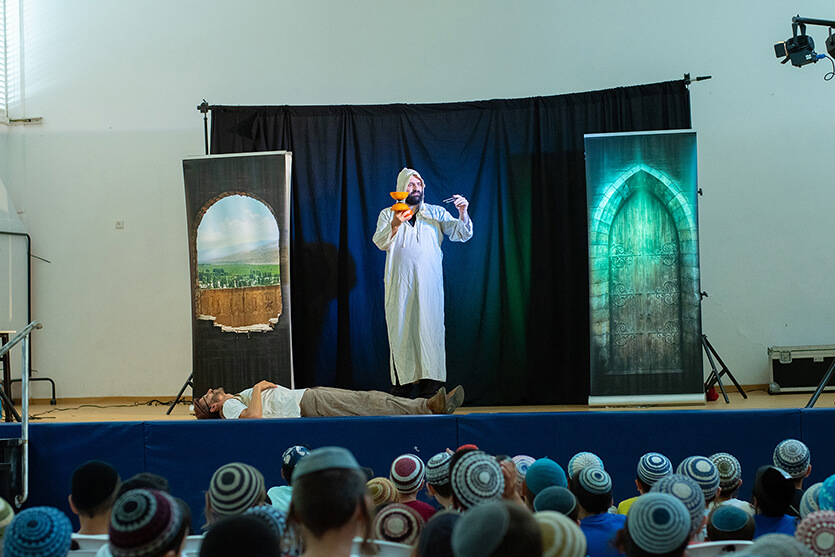המנטור מגלה ללהב מה היה עם המגילה - אגדת להטוטים המסע של להב הצגת תוכן בשילוב להטוטים