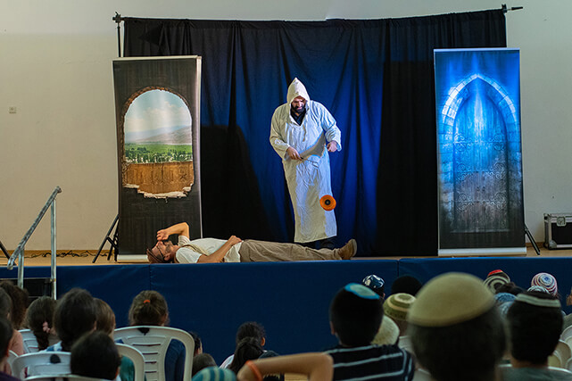 המנטור מספר ללהב את סיפור המגילה - אגדת להטוטים המסע של להב הצגת תוכן בשילוב להטוטים