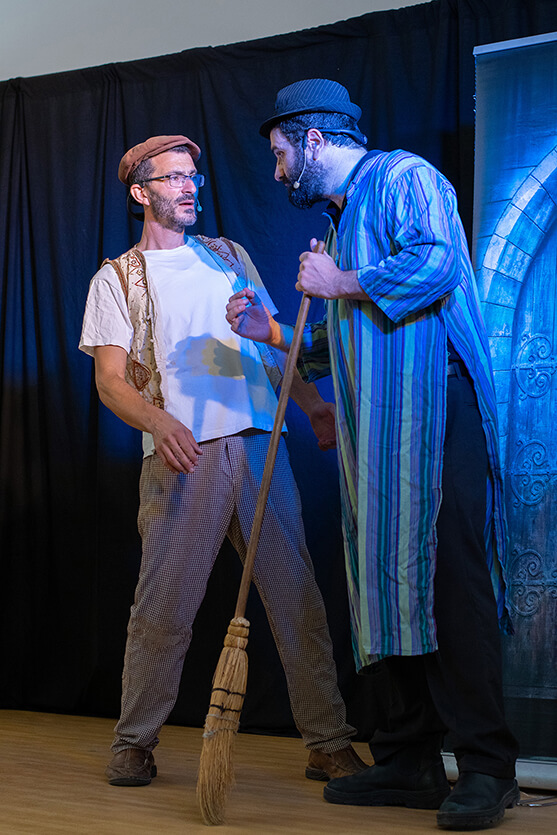 מר ליטאי מספר שאין מה לעשות - אגדת להטוטים המסע של להב הצגת תוכן בשילוב להטוטים