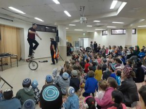 יהודה על חד-אופן בנווה צוף