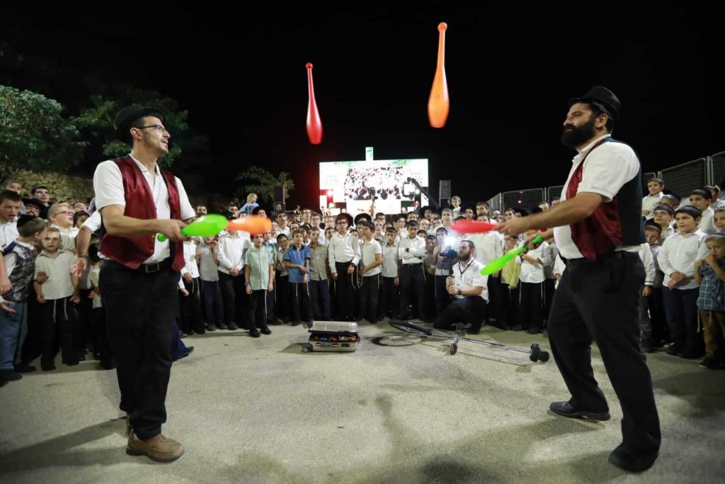 עמי ויהודה מחליפים אלות צבעוניות מול קהל במופע של מופאש