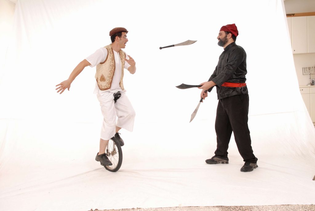 יהודה ועמי עושה ג'אגלינג עם חרבות