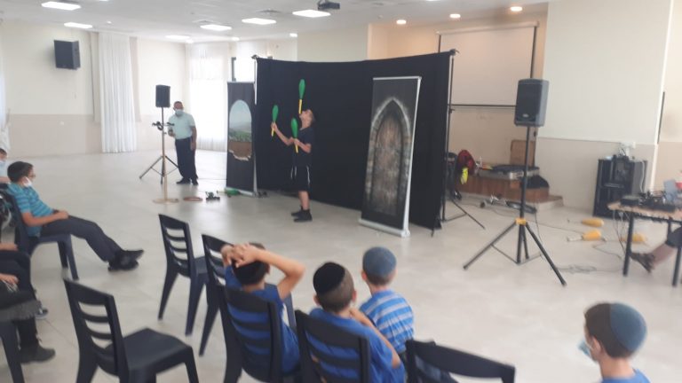 ההצגה אגדת להטוטים לחג החנוכה
