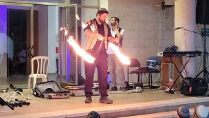 מופע אש ולהטוטים לבית חב"ד