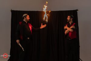 מופע אש ולהטוטים שני להטוטנים תיאטרון מופאש