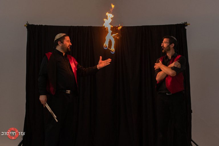 מופע אש ולהטוטים שני להטוטנים תיאטרון מופאש