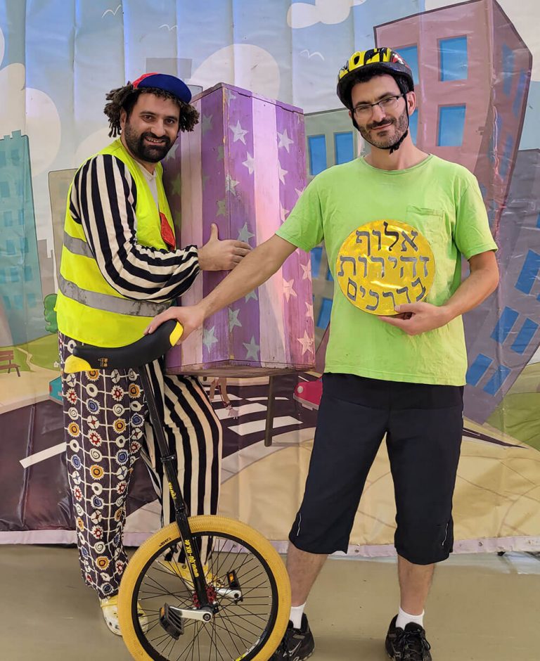 מונקו מעניק לדודי את אוצר הזהב ודודי אלוף הזהירות בדרכים אוצר הזהב הצגת זהירות בדרכים