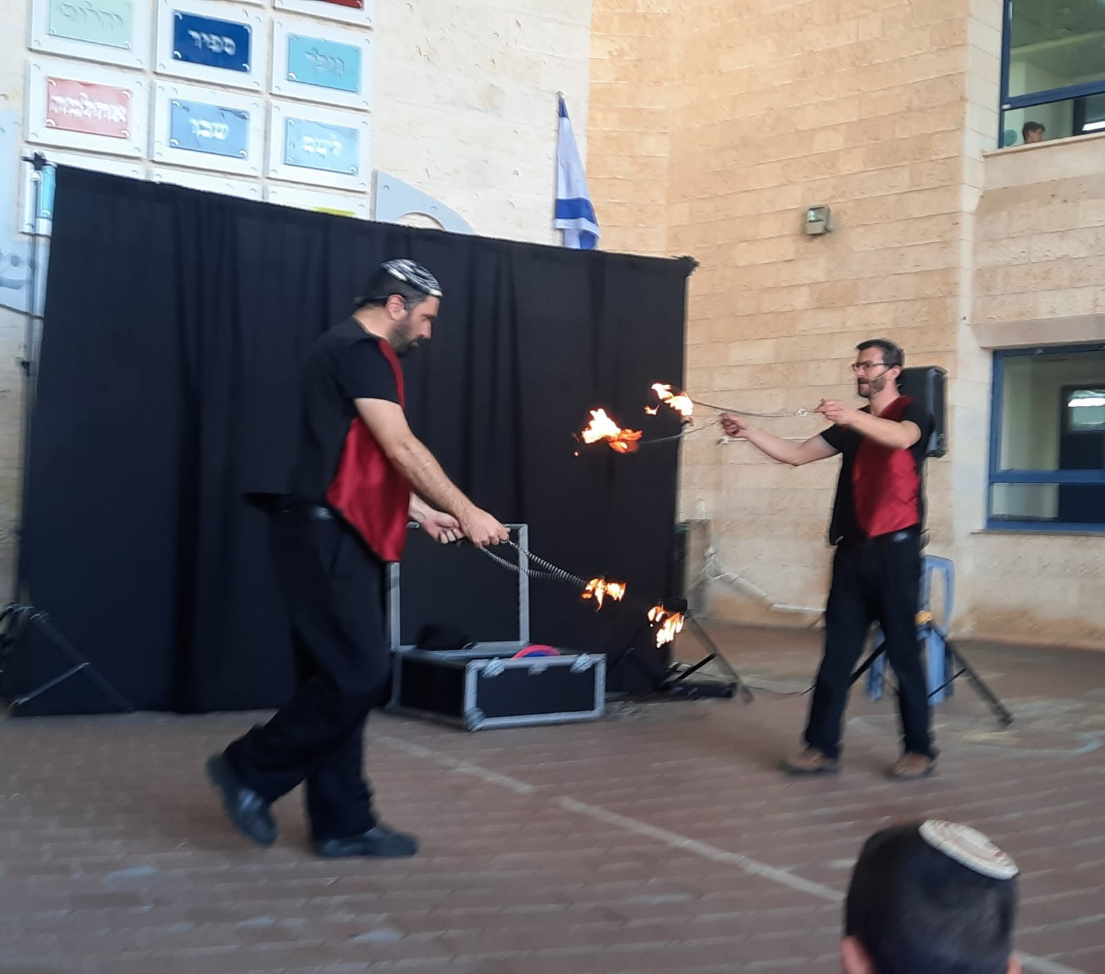 מופע אש בבית ספר תיאטרון מופאש