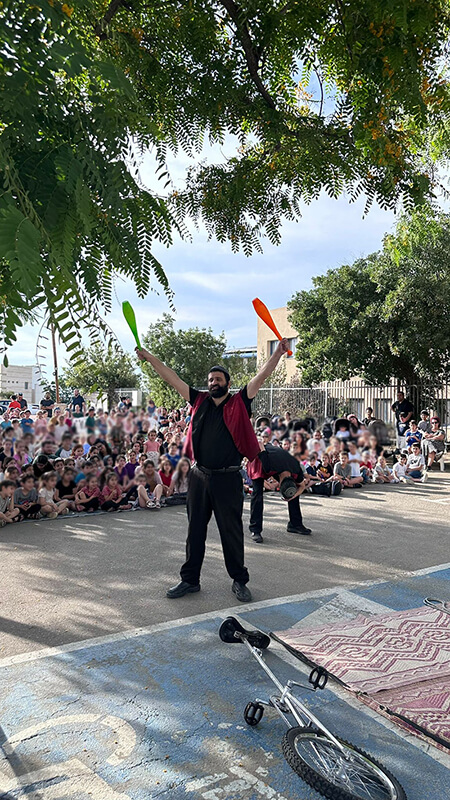 מופע בידורי עם להטוטים ואש לכבוד לג בעומר