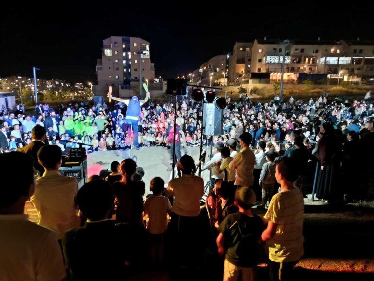 מופע להטוטים לחבד מופע מרכזי בשמחת בית השואבה