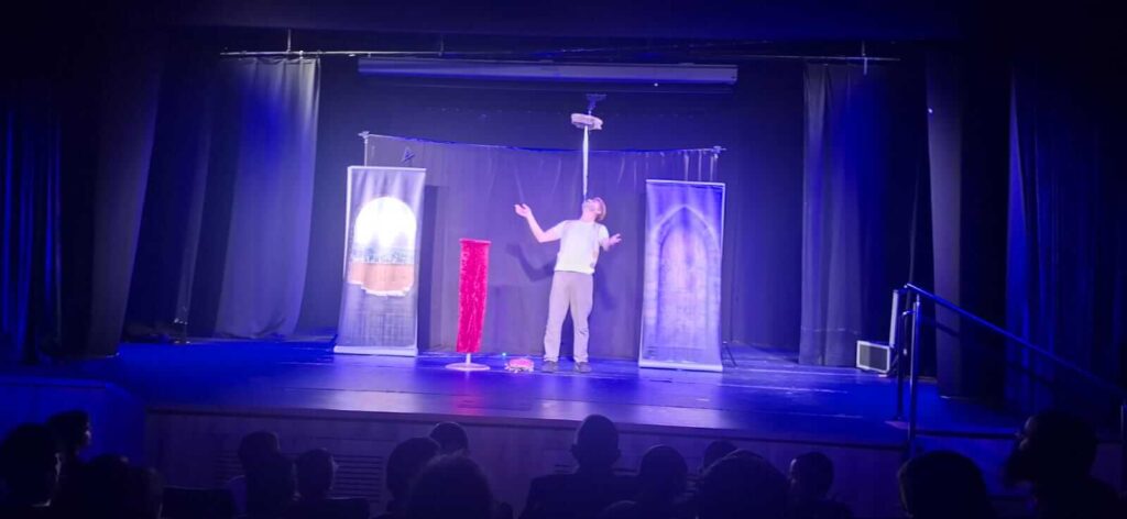 הצגת גבורה לחנוכה של תיאטרון מופאש - אגדת להטוטים