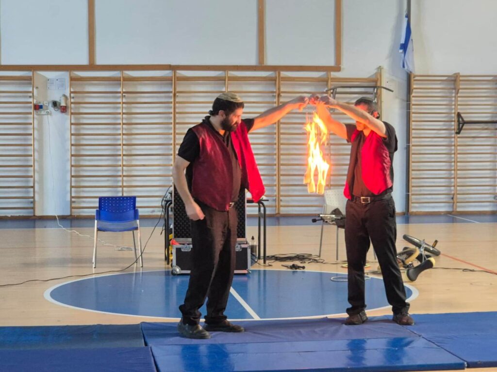מופאש - מופע אש ולהטוטים לחג החנוכה - מופע בבית ספר