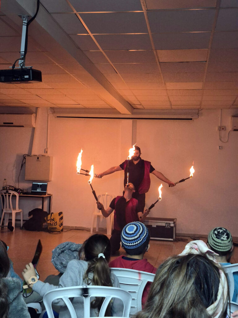 מופאש - מופע להטוטים ואש לחנוכה בישוב רחלים - מופעי חנוכה