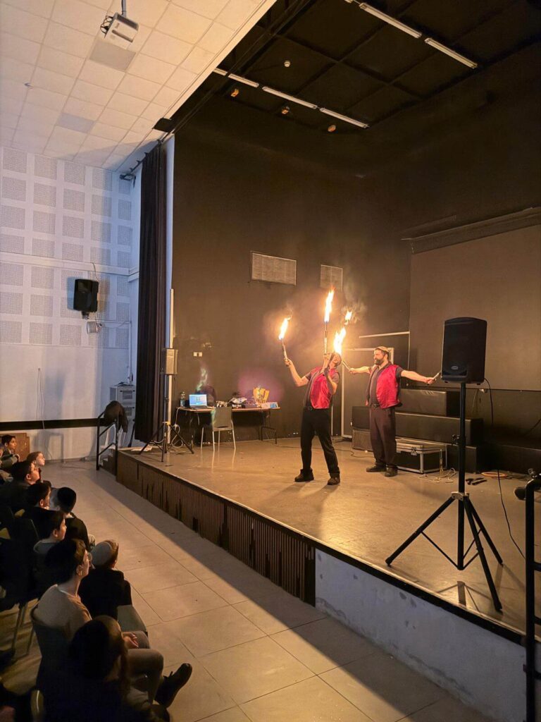 מופע במתנס לחנוכה - מתנס רמות - מופאש מופעי אש ולהטוטים