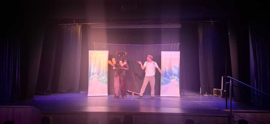 תמונה מההצגה אגדת להטוטים לחנוכה - מסע להצלת החנוכיה