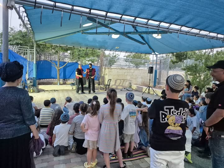 מופע של שני להטוטנים בשילוב מוזיקה חדש ומרעננת