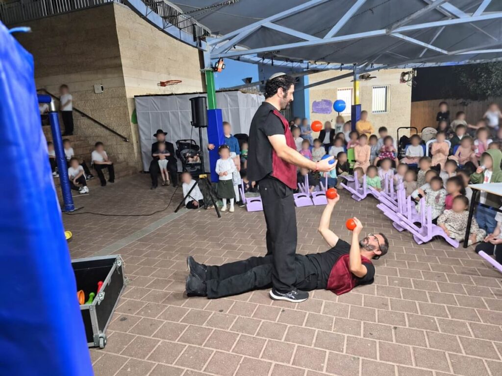 להטוטנים - להטוטי כדורים בזוג - שמחת בית השואבה בבית ספר חבד