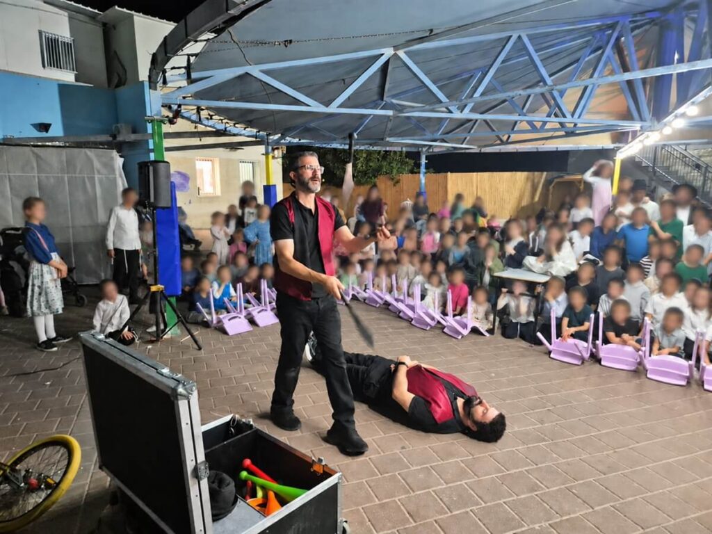 להטוטנים - להטוטי סכינים - שמחת בית השואבה בבית ספר חבד