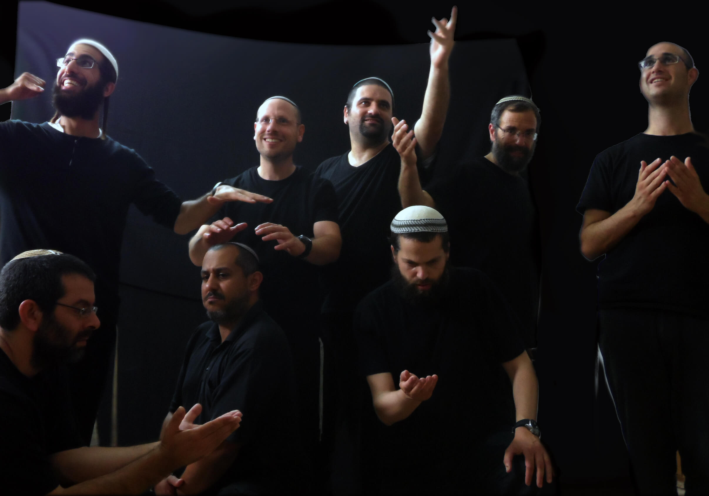 שחקני תיאטרון הפלייבק רצוא ושוב במגוון מחוות והבעות