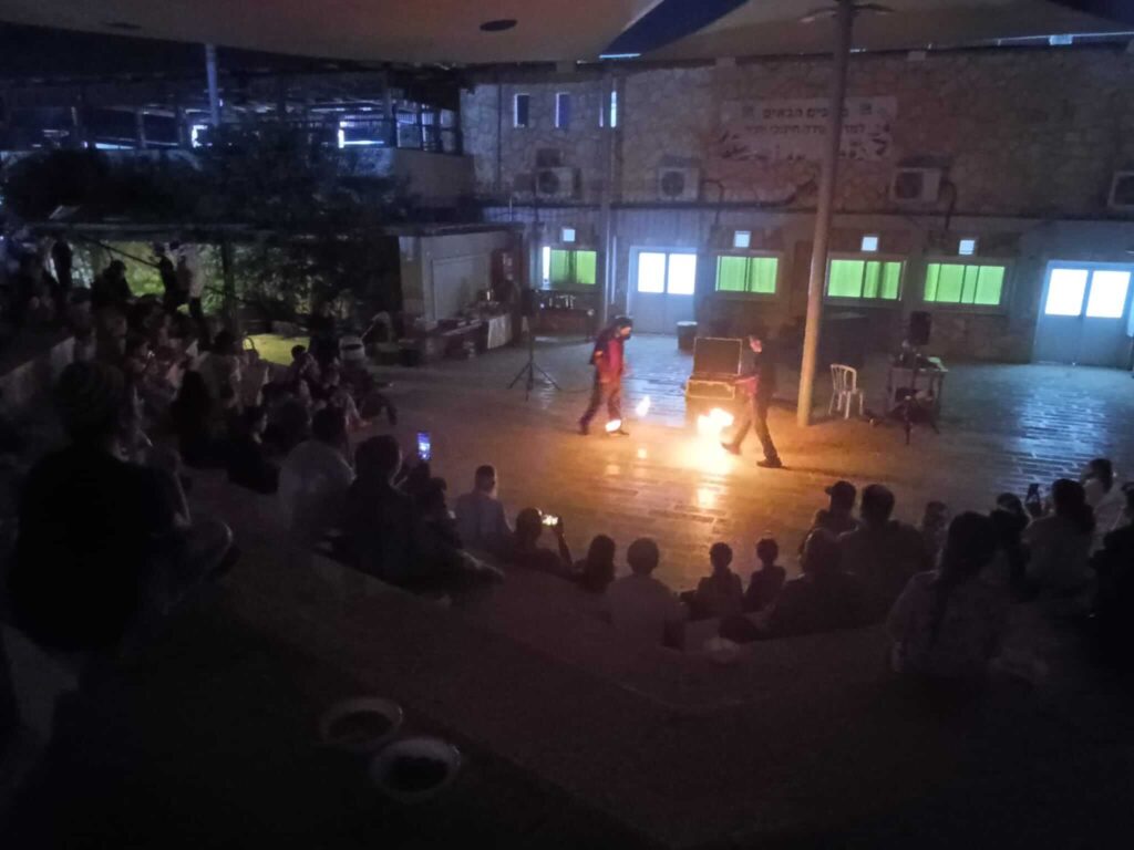 עמי ויהודה ממופאש בקטע להטוטי אש מול קהל משפחות במופע ב-26 באוקטובר 2026
